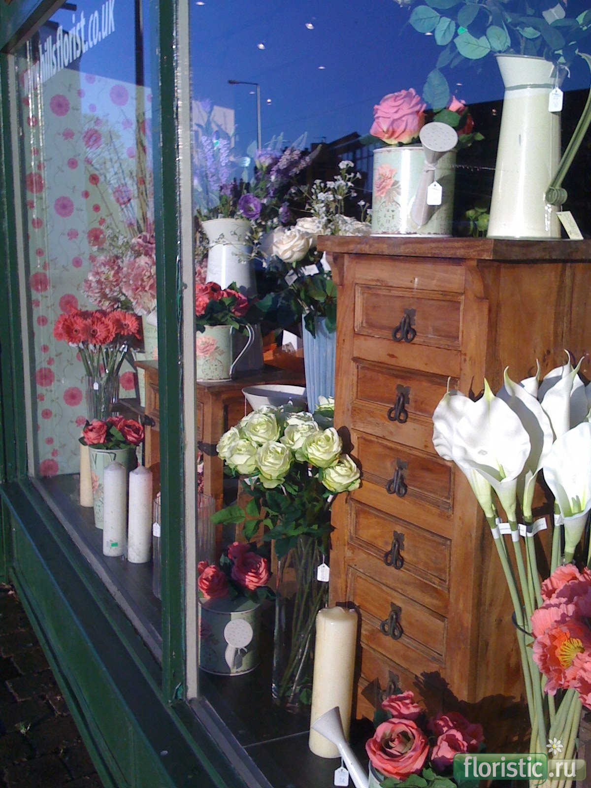 Bufl ru интернет магазин. Витрина цветочного магазина. Вазы для цветочного магазина на витрину. Необычные витрины цветочных магазинов. Оформление витрины цветами.